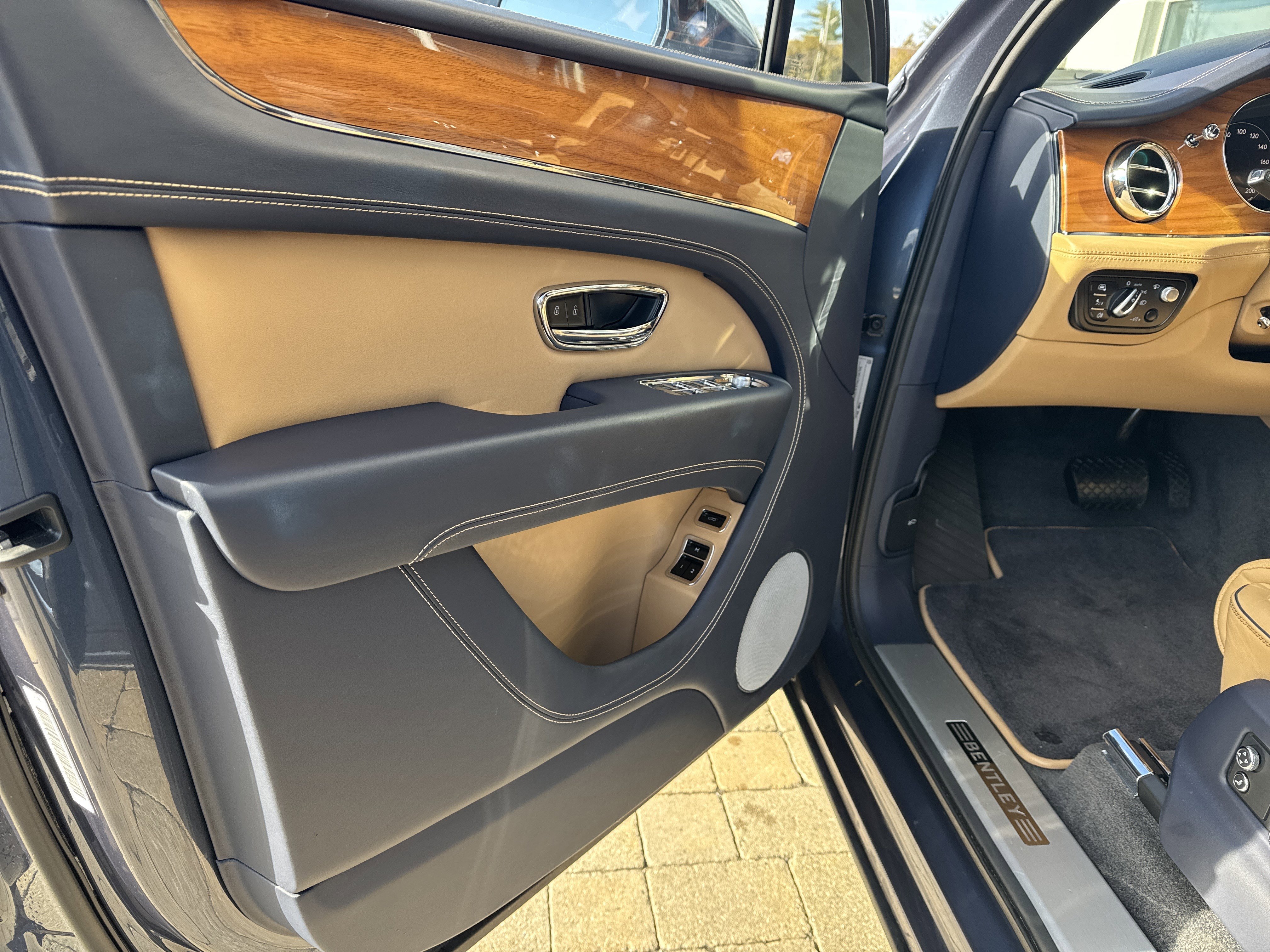 Used 2022 Bentley Bentayga V8 image 13