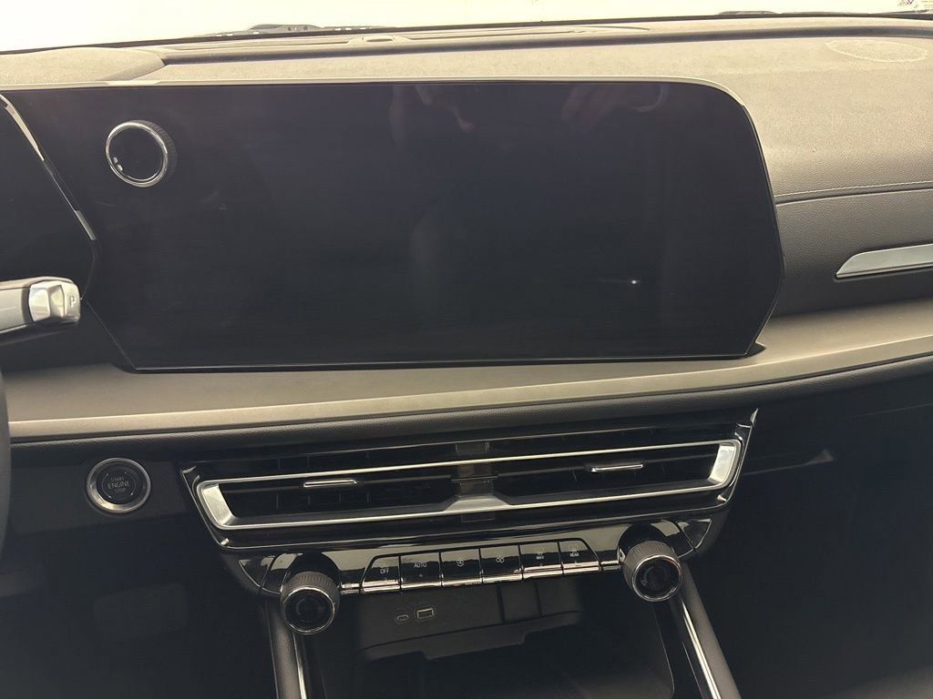 Used 2025 Chevrolet Traverse LT w/ Sun and Wheel Package image 24