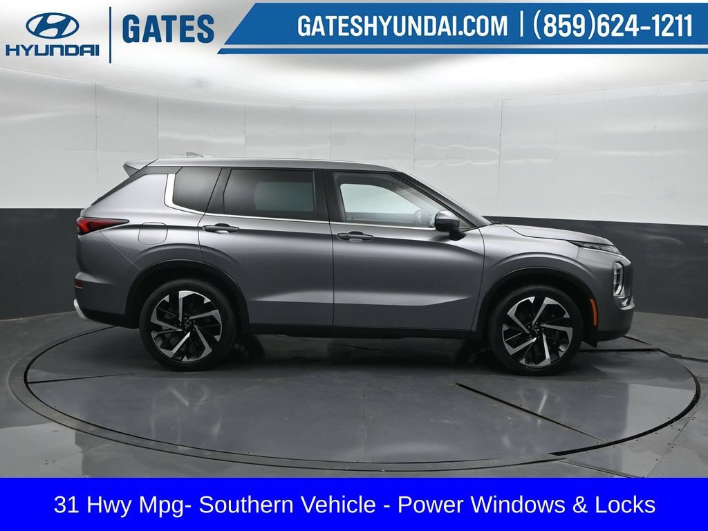 Used 2023 Mitsubishi Outlander SE FWD image 3