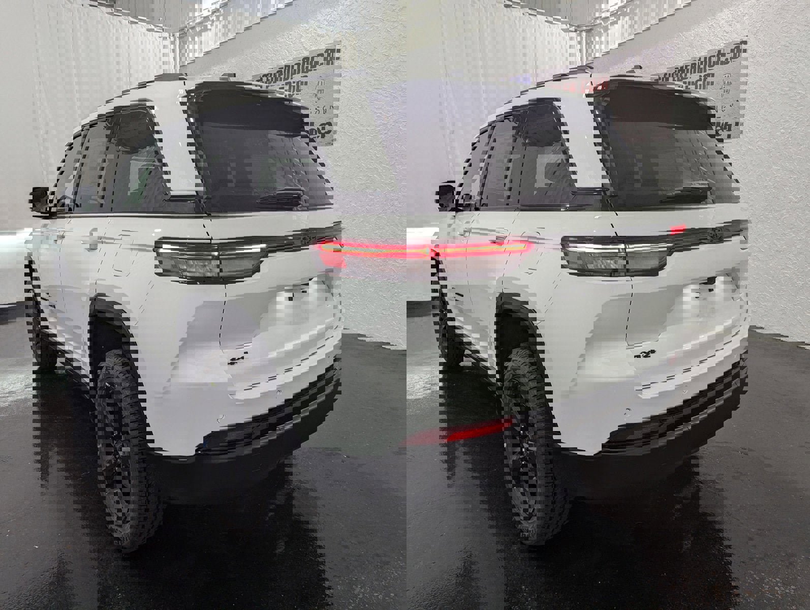 New 2024 Jeep Grand Cherokee Altitude image 11