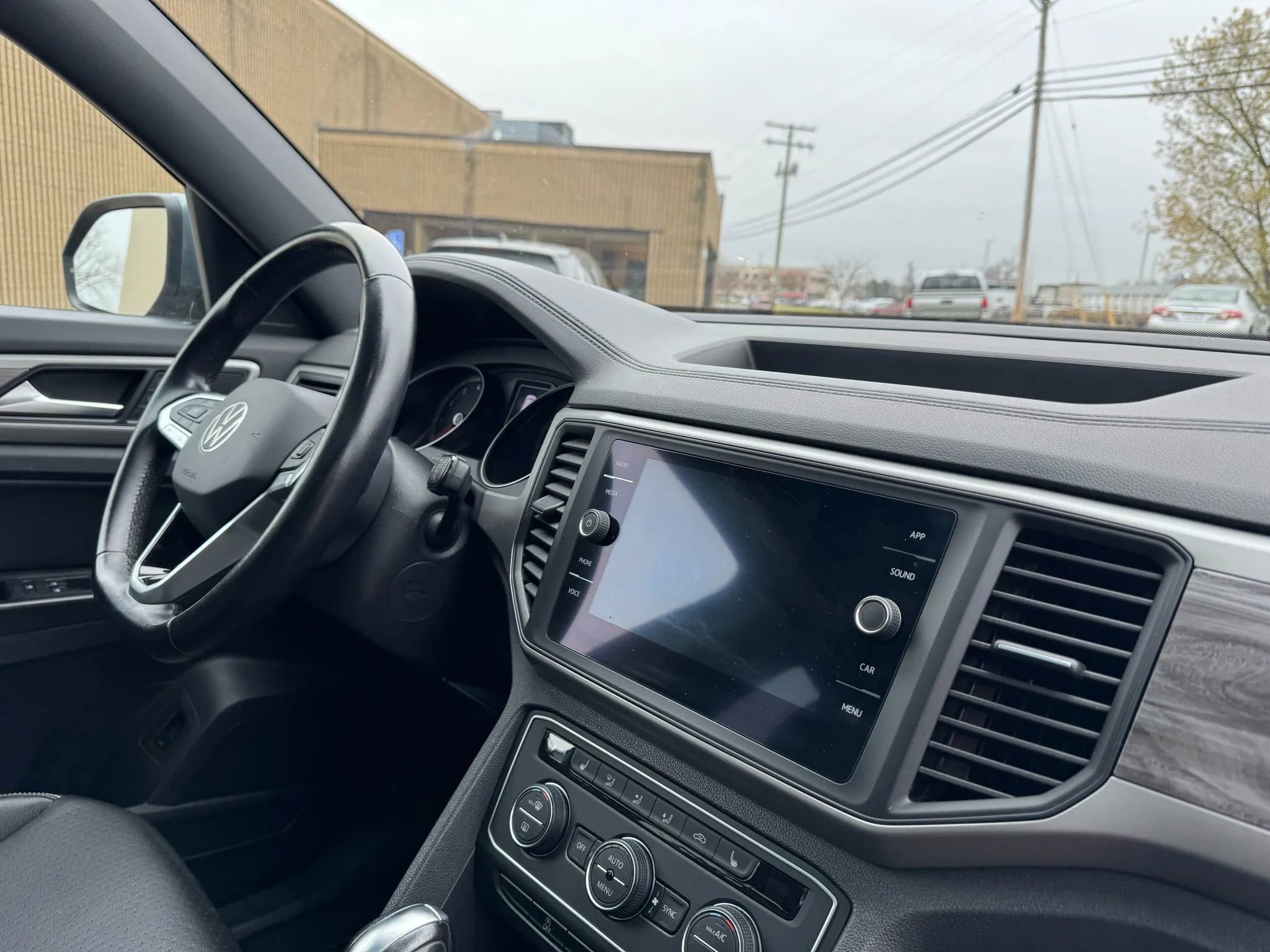 Used 2020 Volkswagen Atlas Cross Sport SE w/ Panoramic Sunroof Package image 26