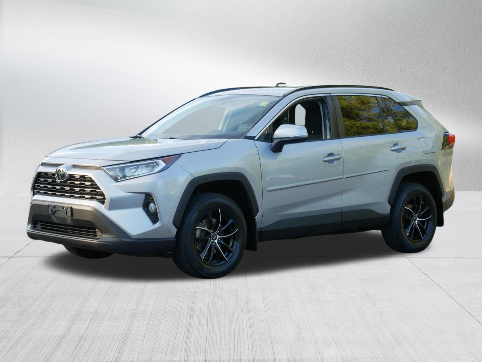Used 2019 Toyota RAV4 XLE AWD/4WD image 3