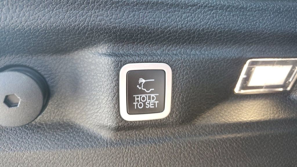 New 2025 Jeep Grand Cherokee L Altitude image 9