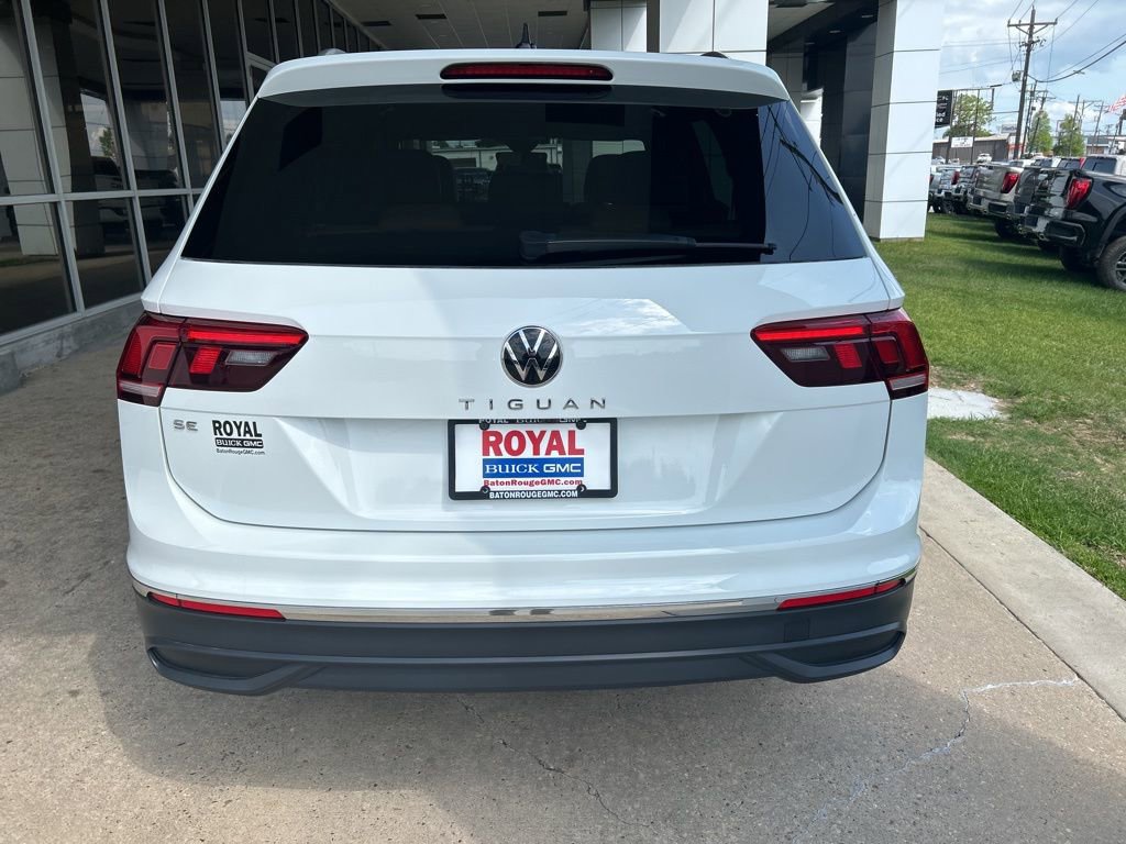 Used 2024 Volkswagen Tiguan SE w/ Panoramic Sunroof Package FWD image 6