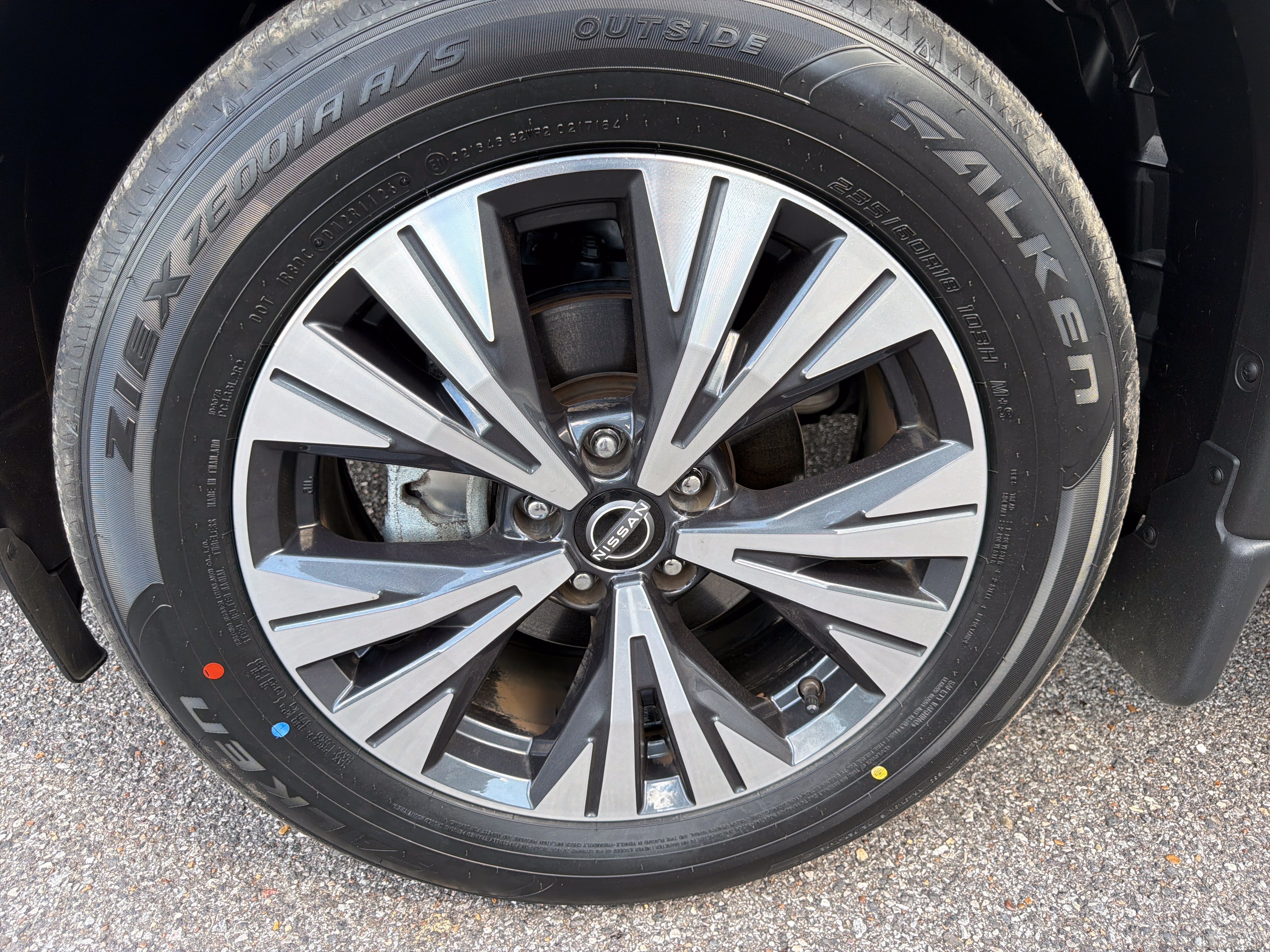 Used 2023 Nissan Rogue SV w/ SV Premium B Package FWD image 17