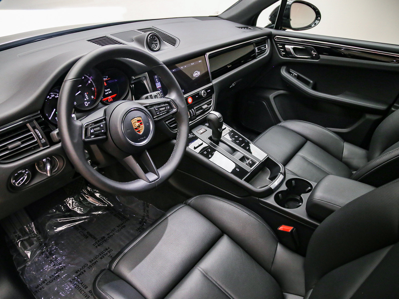 Certified 2026 Porsche Macan AWD/4WD image 3