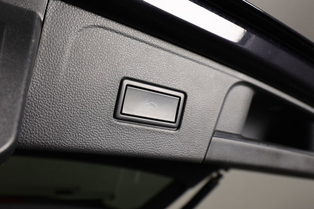 Used 2019 Volkswagen Atlas SEL R-Line image 19