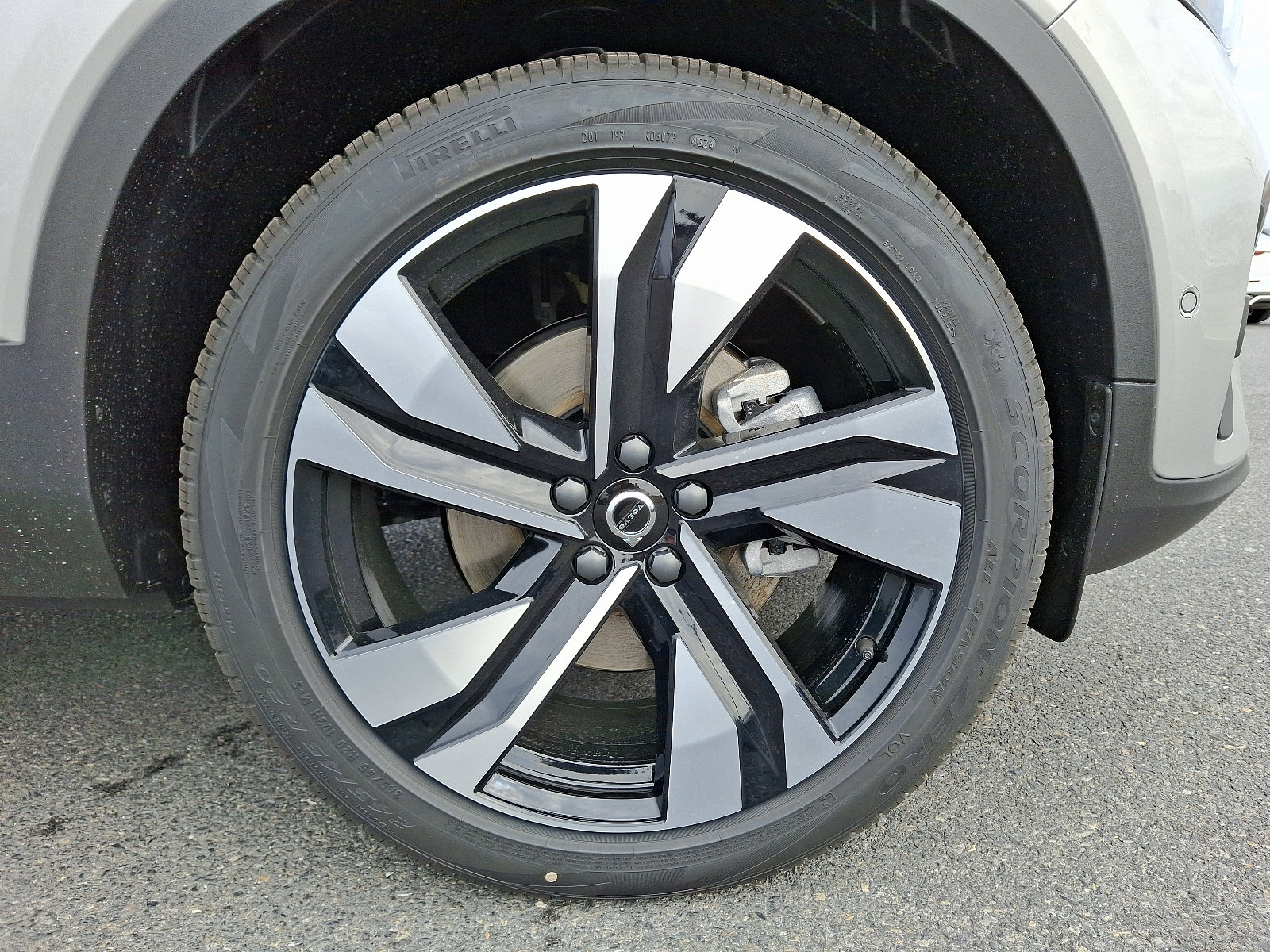 Used 2025 Volvo XC40 B5 Ultra w/ Climate Package image 5