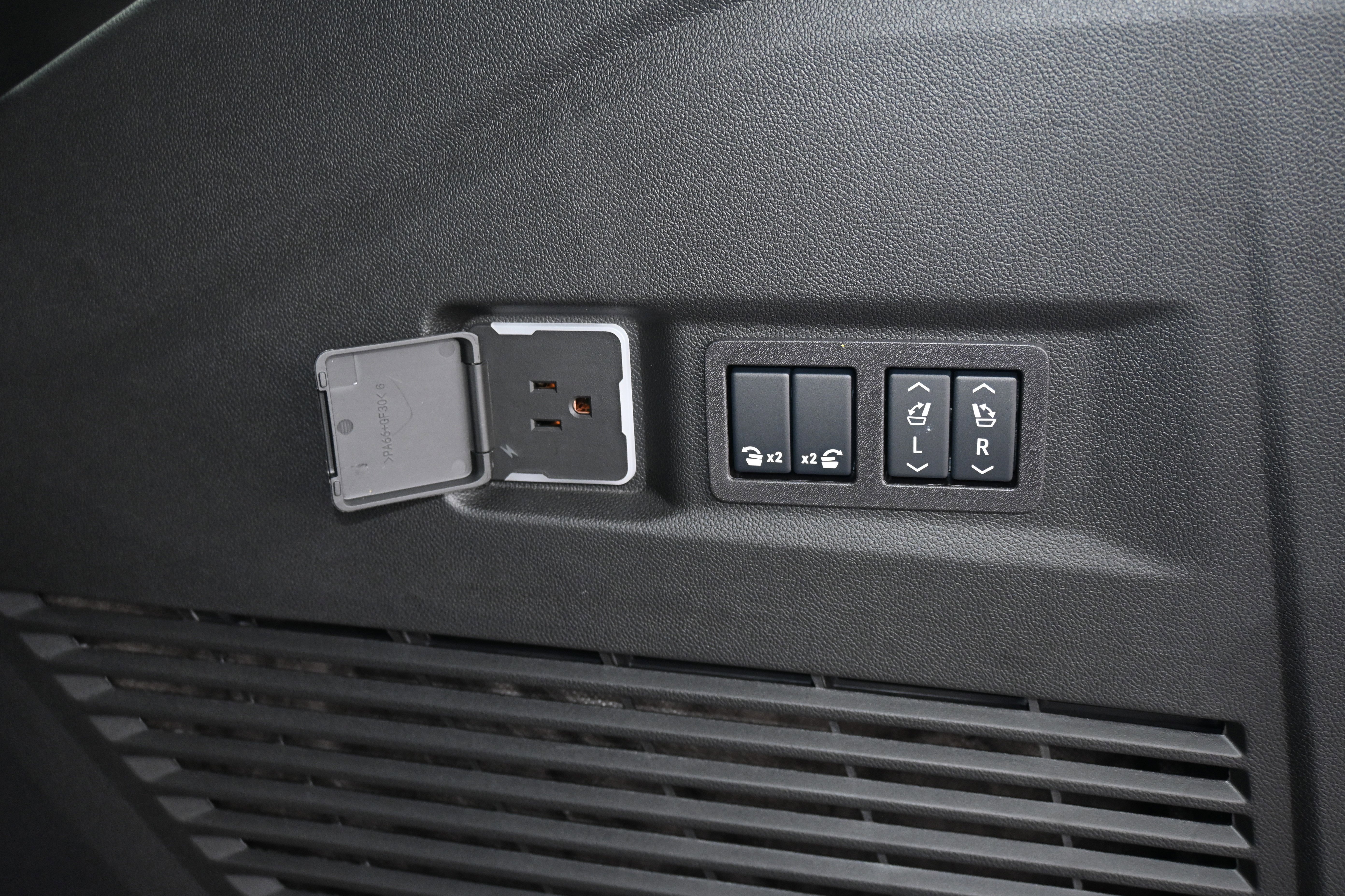 Used 2025 Chevrolet Tahoe Premier w/ Sun And Tow Package image 40