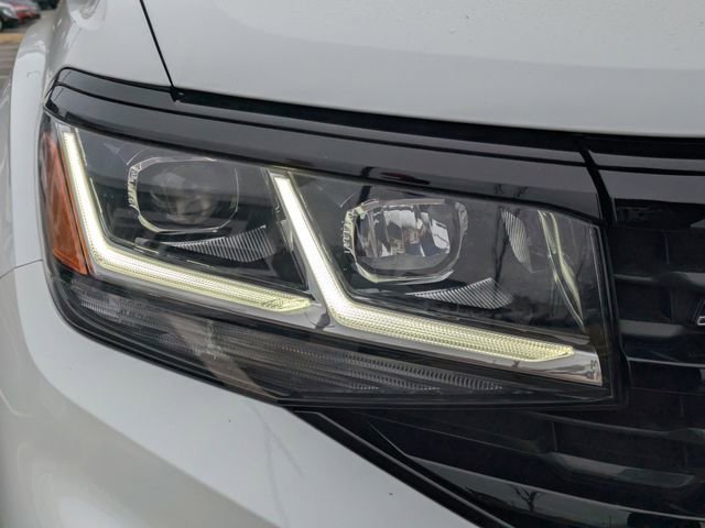 Certified 2022 Volkswagen Atlas SEL R-Line image 9