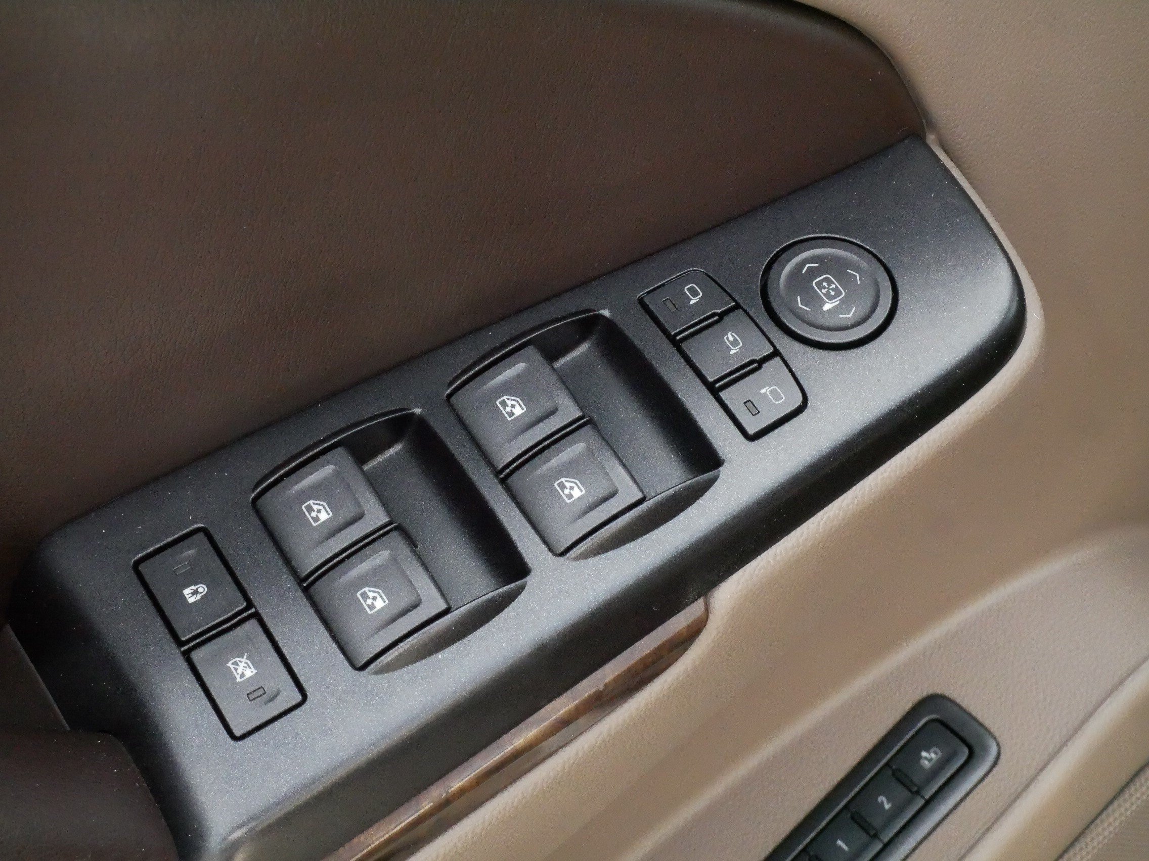 Used 2015 Chevrolet Suburban LT w/ Luxury Package AWD/4WD image 19