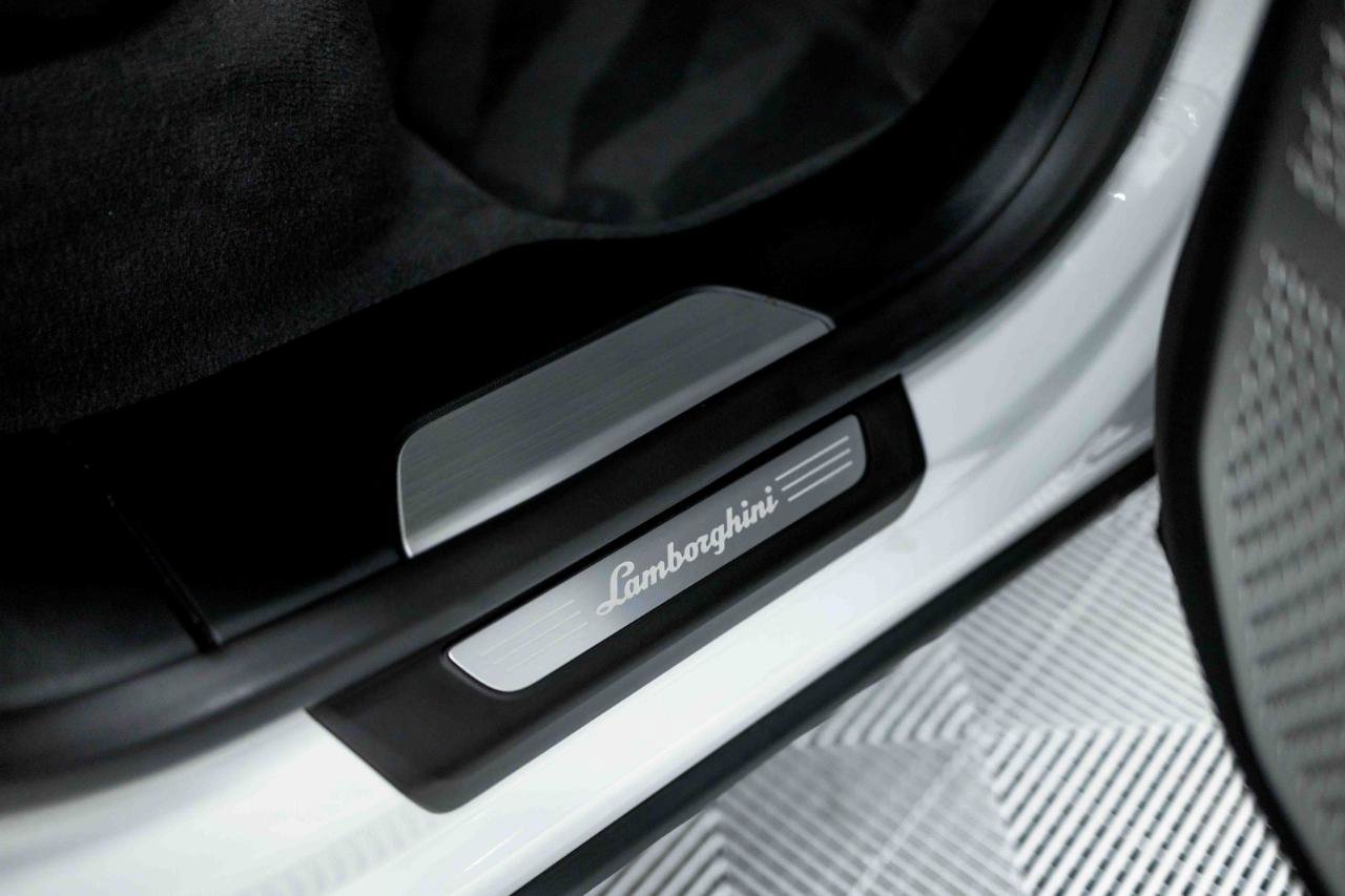 Used 2020 Lamborghini Urus Base image 45