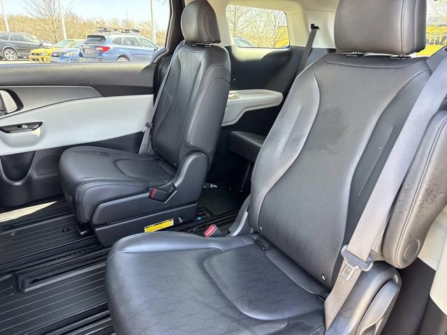 Used 2023 Kia Carnival LX FWD image 15