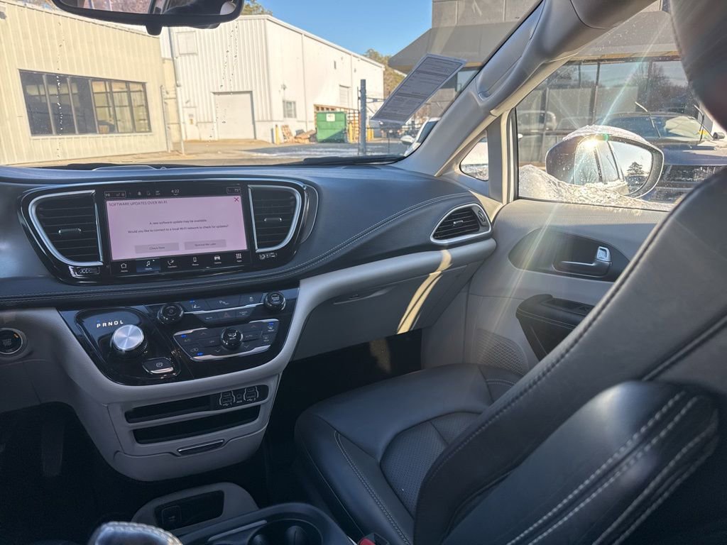 Used 2023 Chrysler Pacifica Touring-L image 11