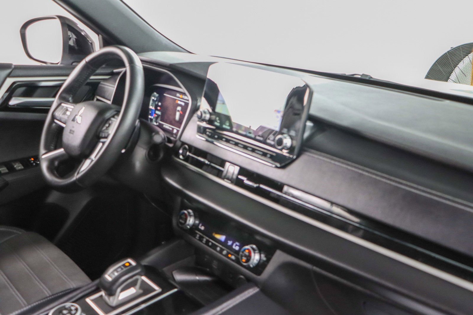 Used 2024 Mitsubishi Outlander SE Black Edition image 26