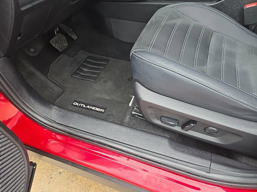 Used 2025 Mitsubishi Outlander SE image 34