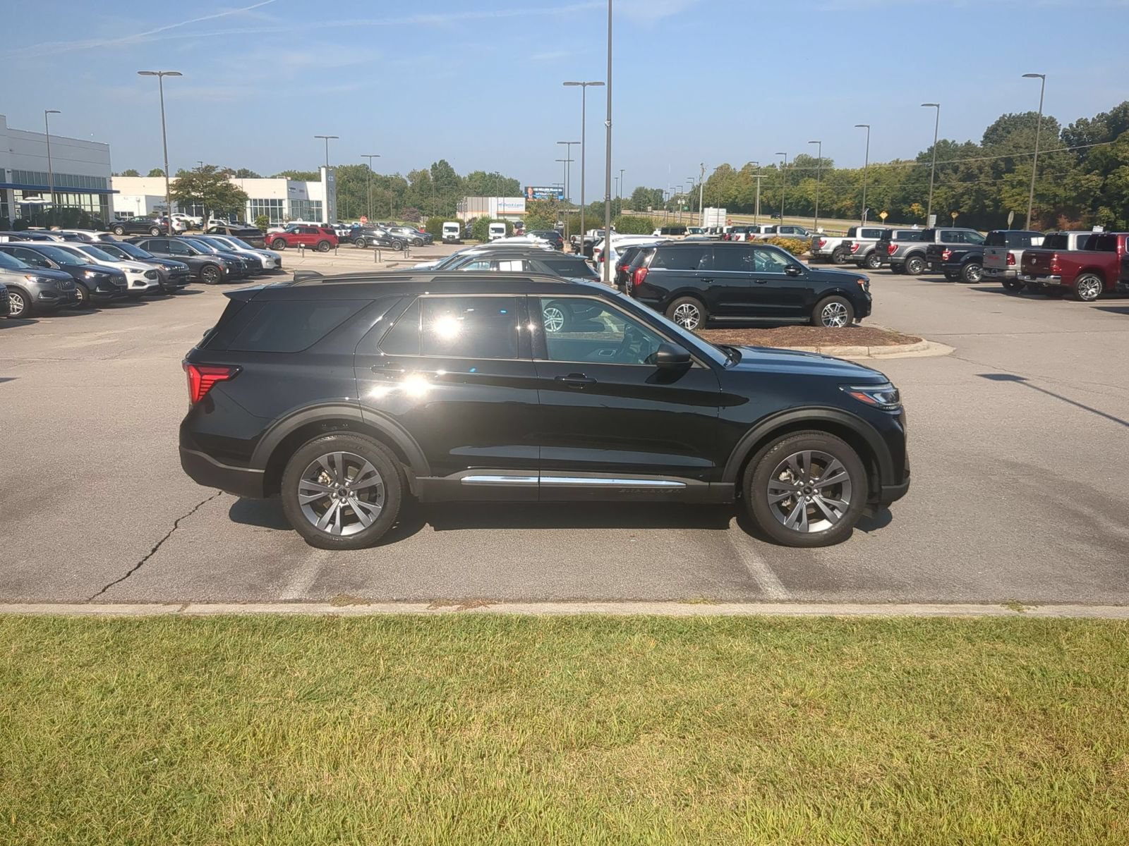 Used 2025 Ford Explorer Active w/ Active Comfort Package AWD/4WD image 2