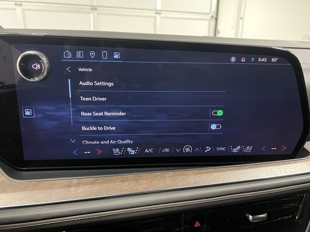 Used 2025 Chevrolet Suburban High Country image 32