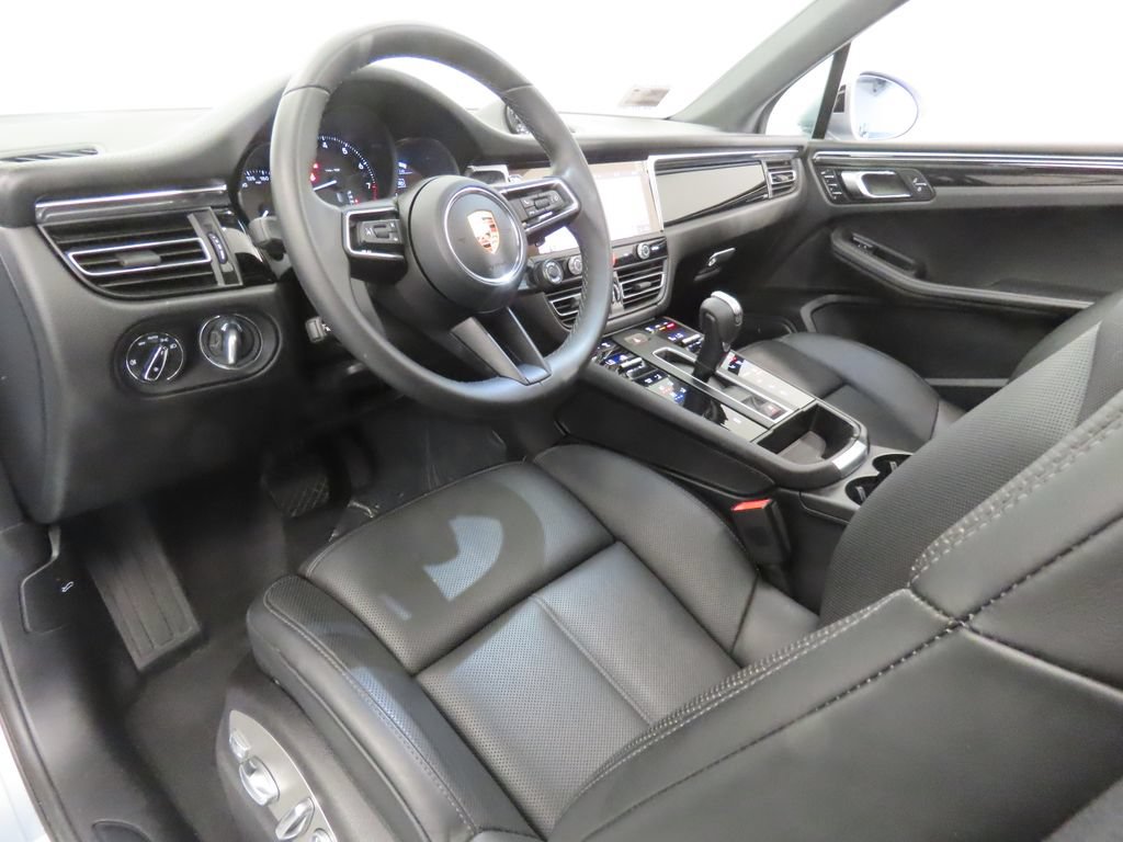 Certified 2026 Porsche Macan AWD/4WD image 4