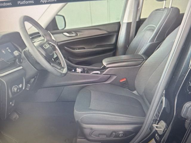 Used 2024 Jeep Grand Cherokee Laredo AWD/4WD image 5