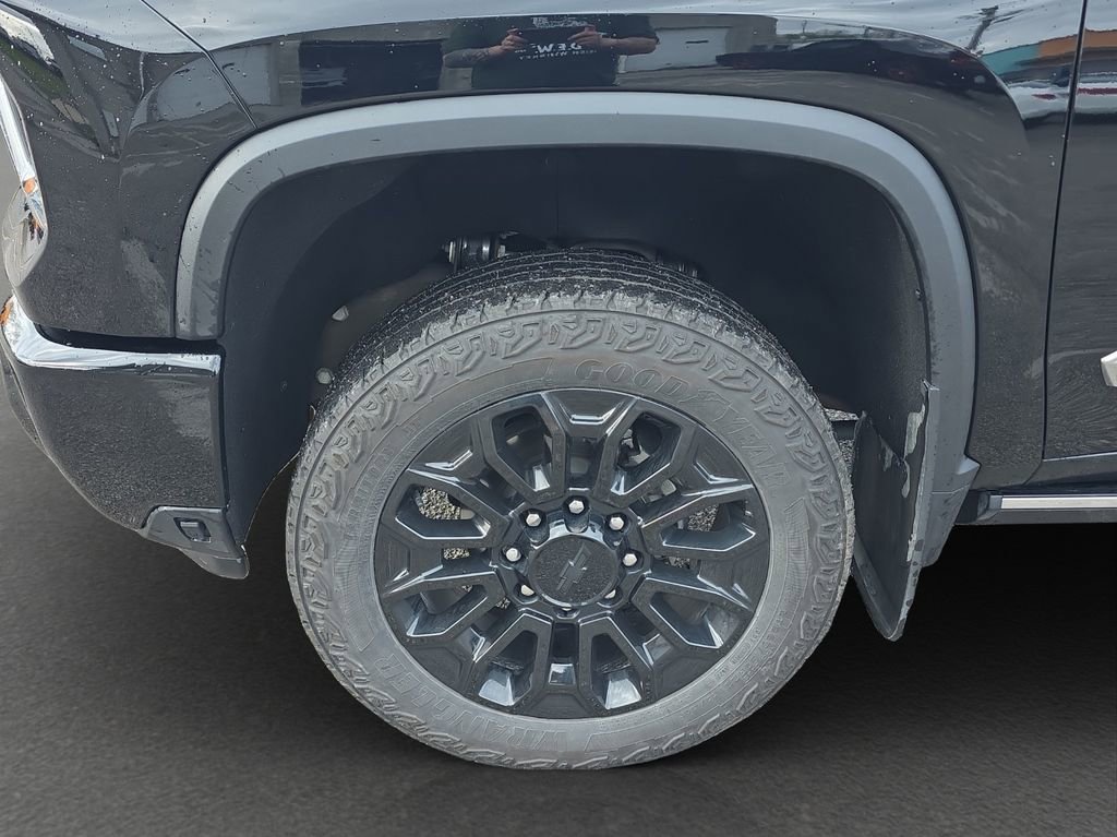Used 2024 Chevrolet Silverado 2500 High Country w/ Technology Package AWD/4WD image 4