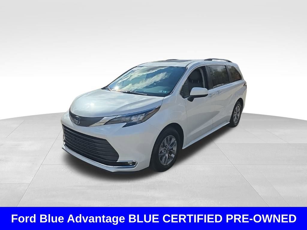 Used 2024 Toyota Sienna XLE image 3