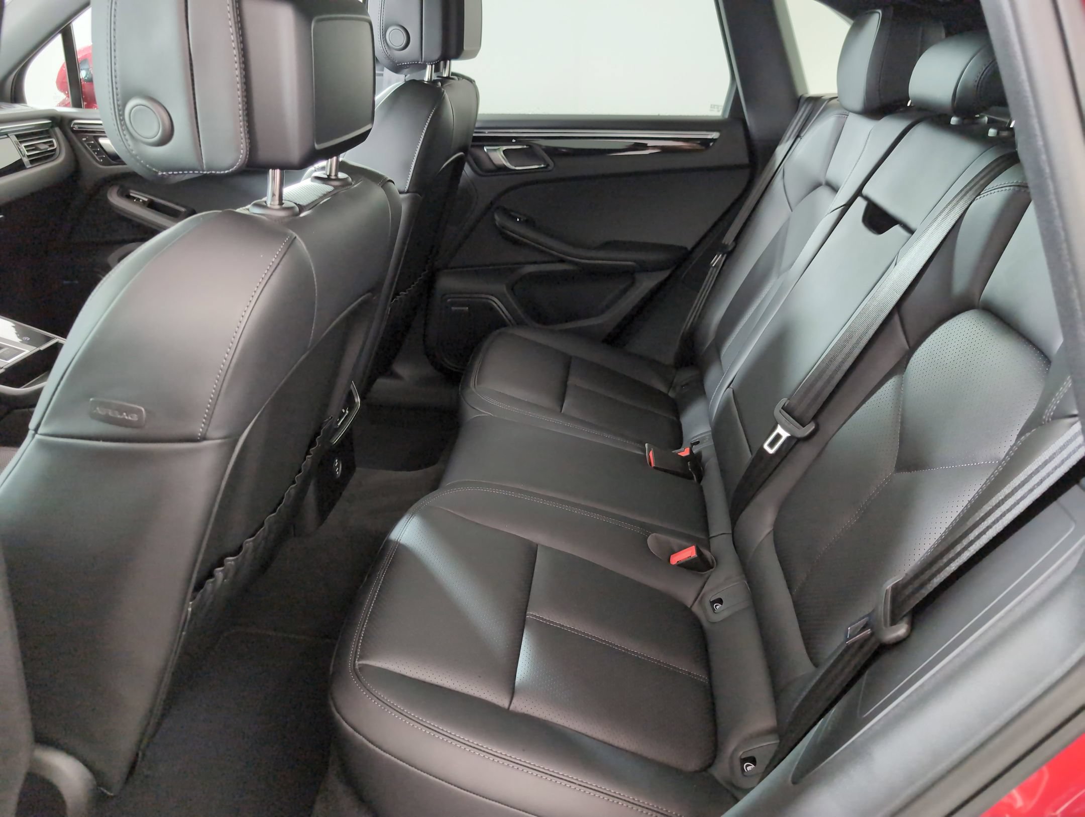 Certified 2025 Porsche Macan AWD/4WD image 19