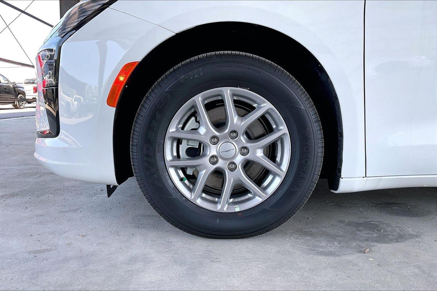 New 2027 Chrysler Pacifica Select FWD image 11