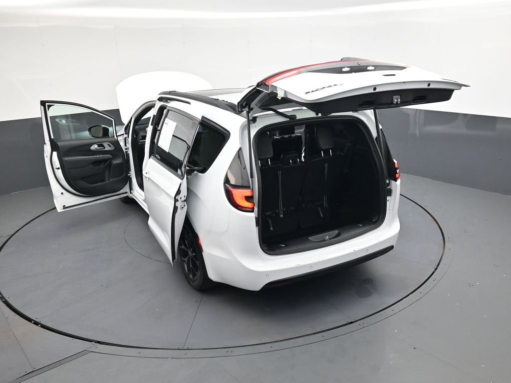 Used 2025 Chrysler Pacifica Limited image 47