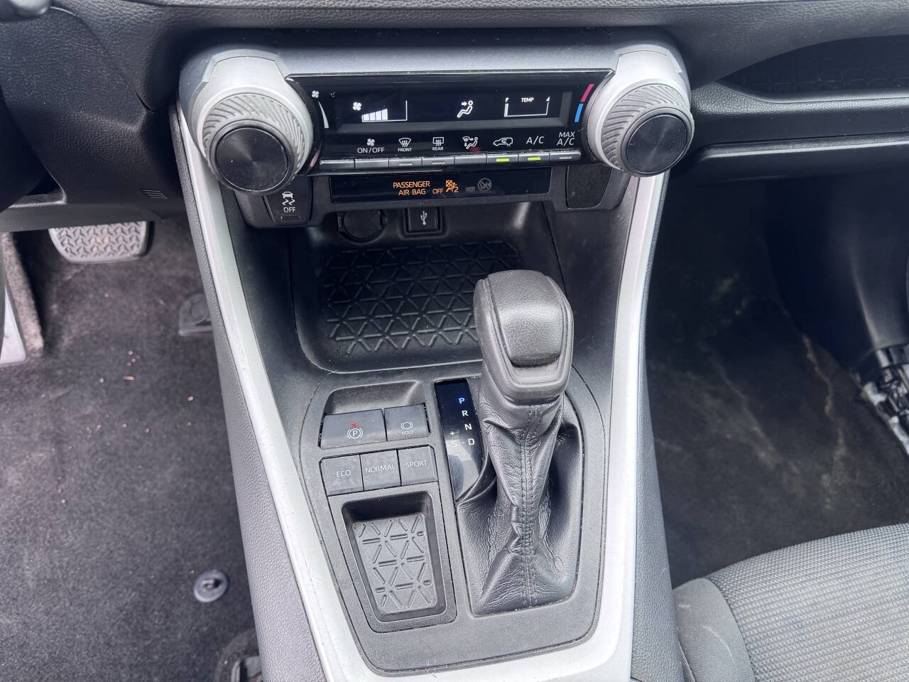 Used 2020 Toyota RAV4 LE FWD image 19