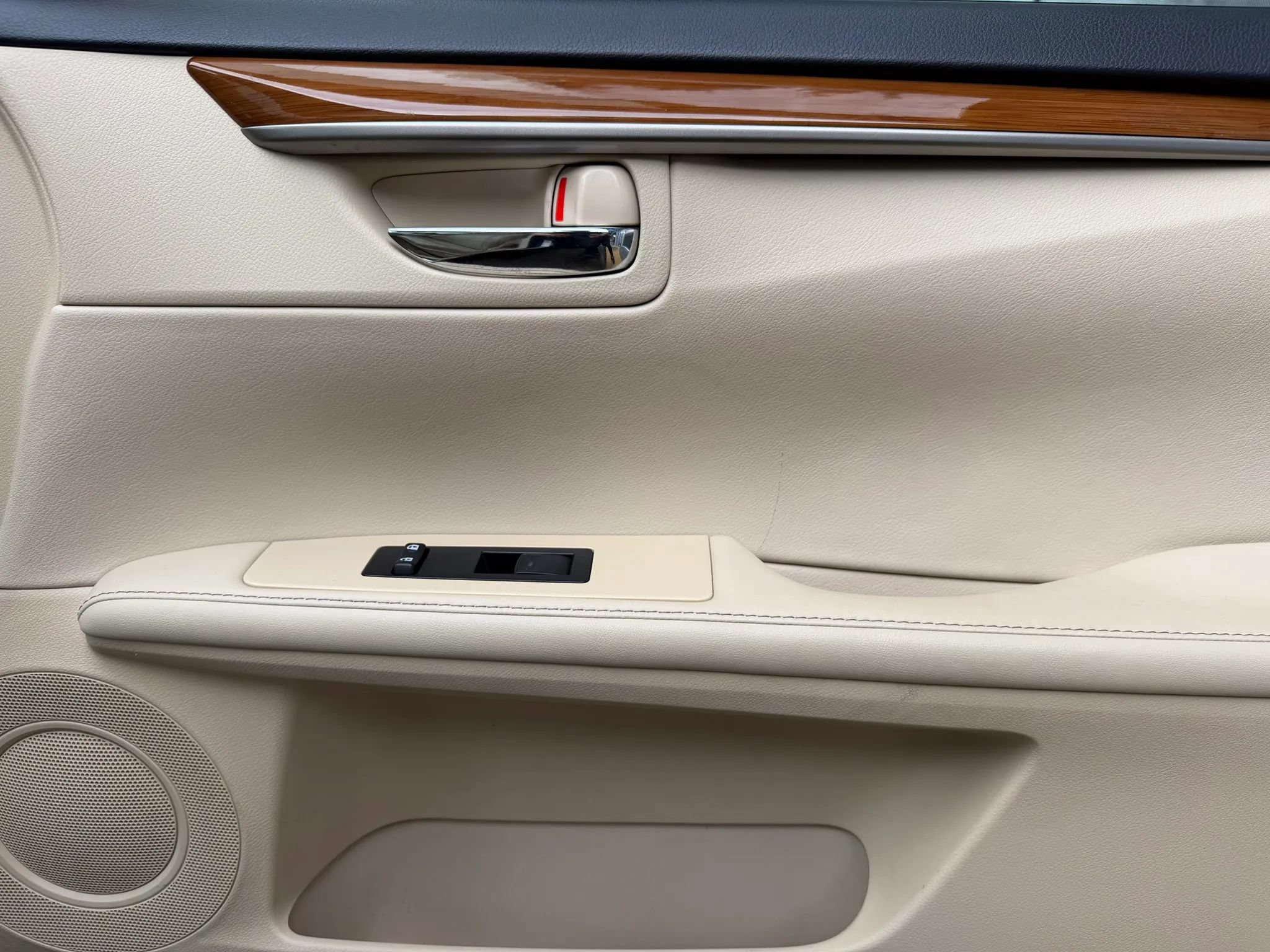 Used 2014 Lexus ES 300h w/ Luxury Package w/Bamboo Trim FWD image 15