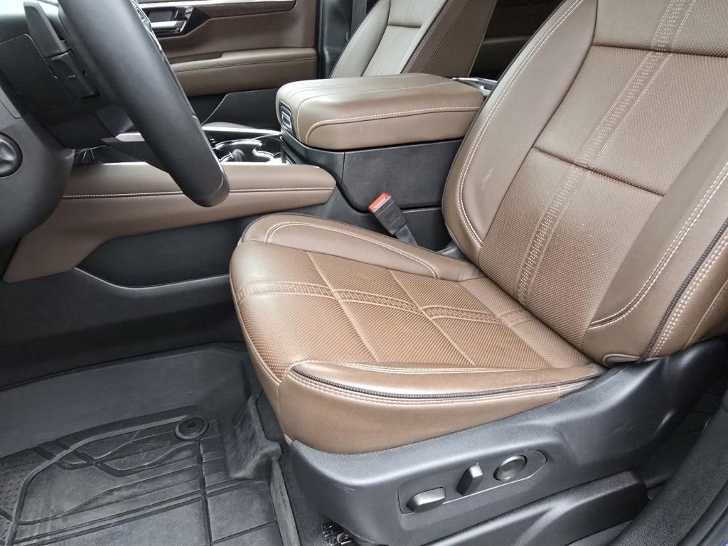 Used 2025 Chevrolet Suburban High Country image 23