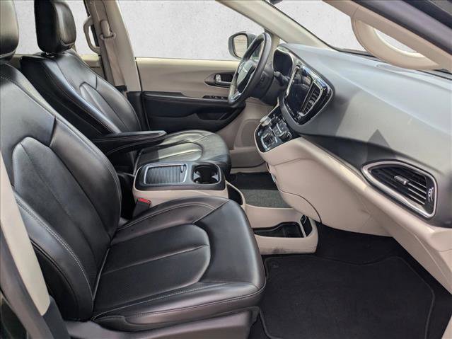 Used 2023 Chrysler Pacifica Touring-L FWD image 18