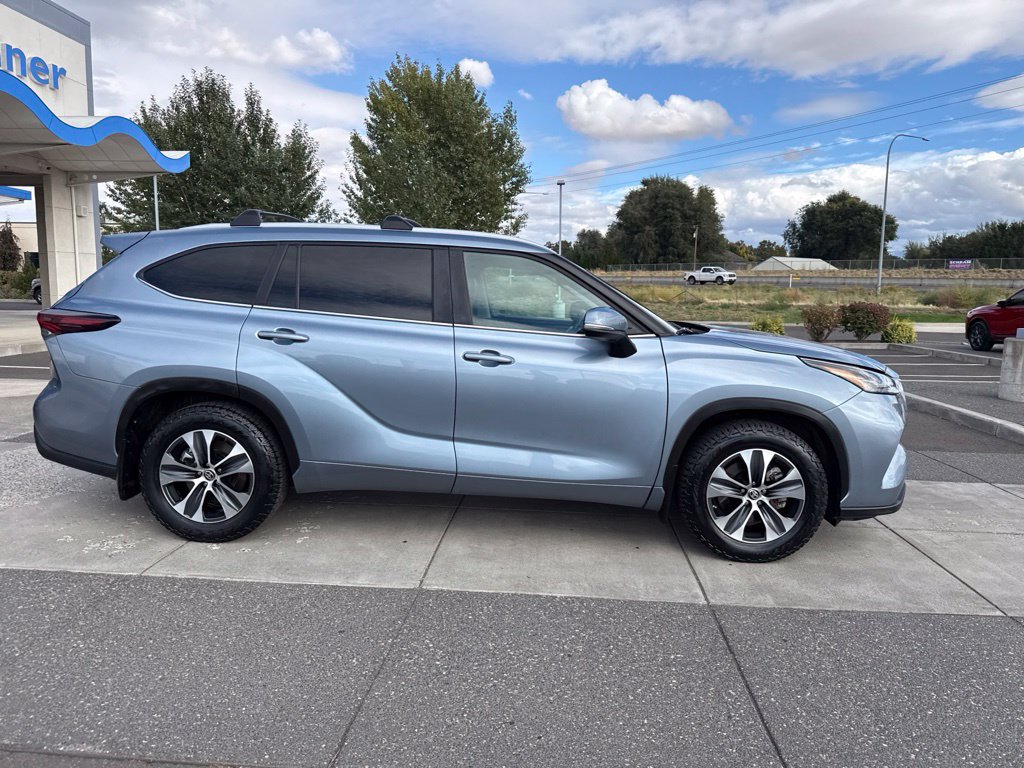 Used 2024 Toyota Highlander XLE AWD/4WD image 3