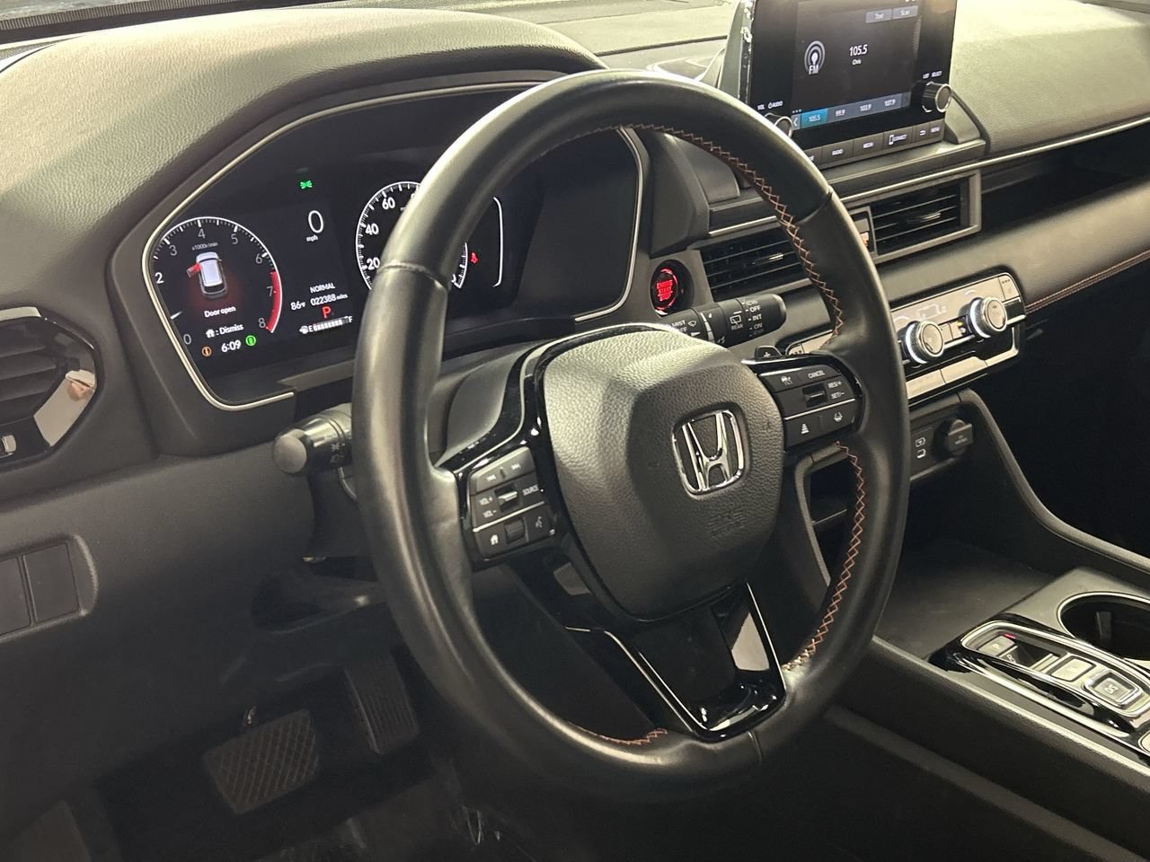 Used 2025 Honda Pilot Sport image 13