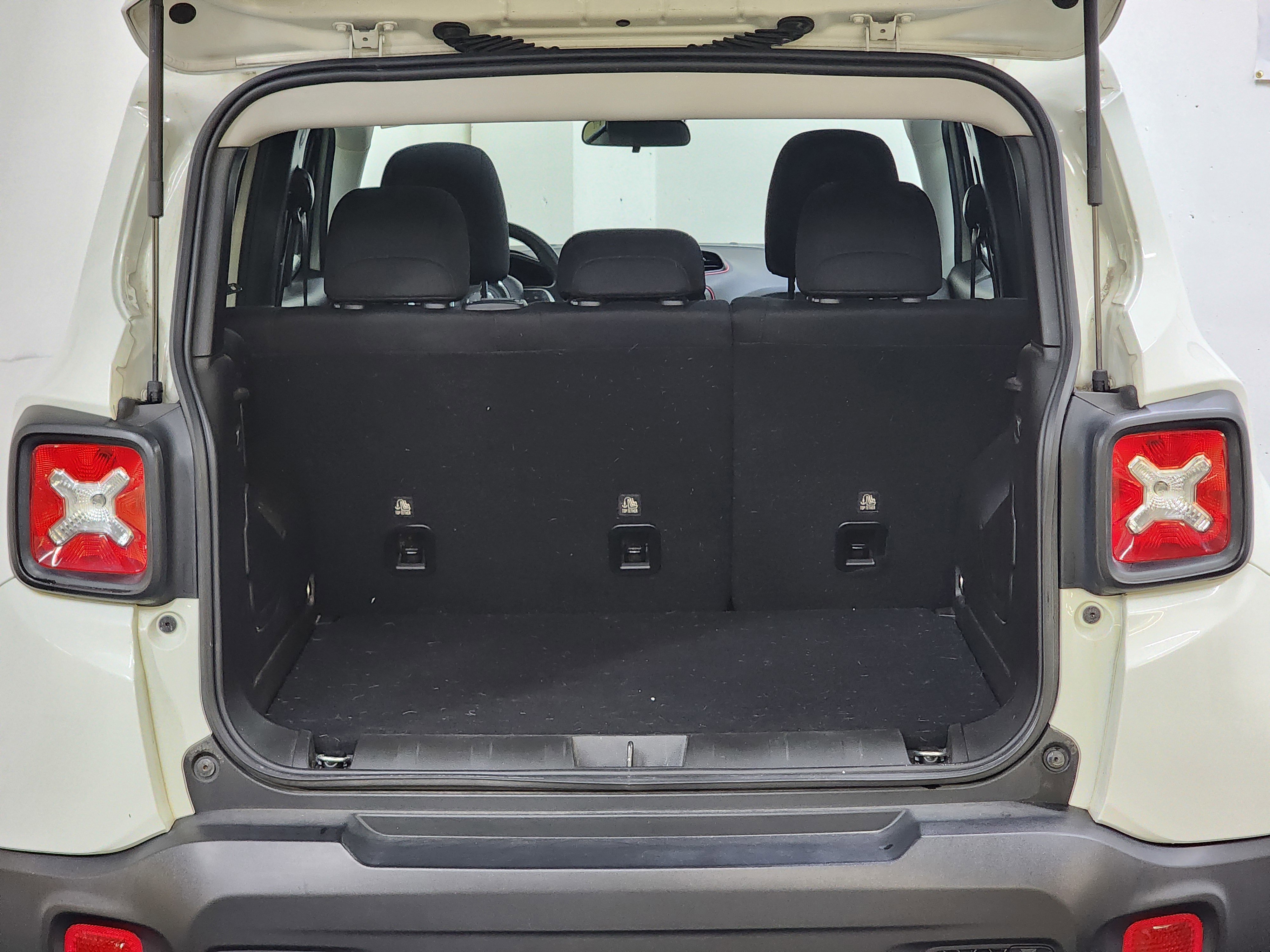 Used 2020 Jeep Renegade Latitude w/ UConnect 8.4 Nav Group FWD image 8