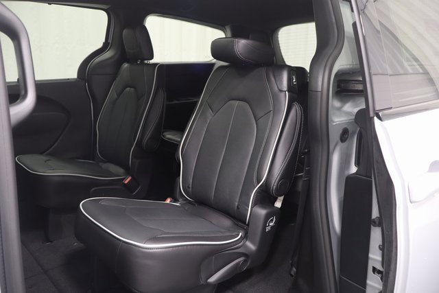 New 2026 Chrysler Pacifica Limited image 11