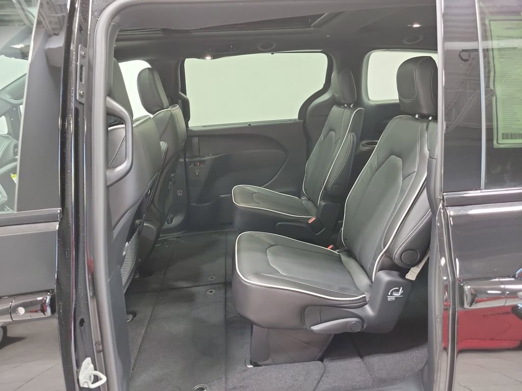 New 2026 Chrysler Pacifica Limited w/ S Appearance Package image 12