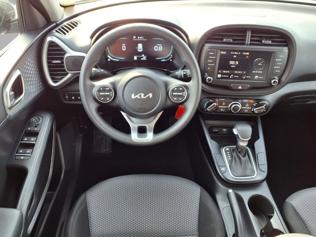 Used 2025 Kia Soul LX w/ LX Technology Package FWD image 4