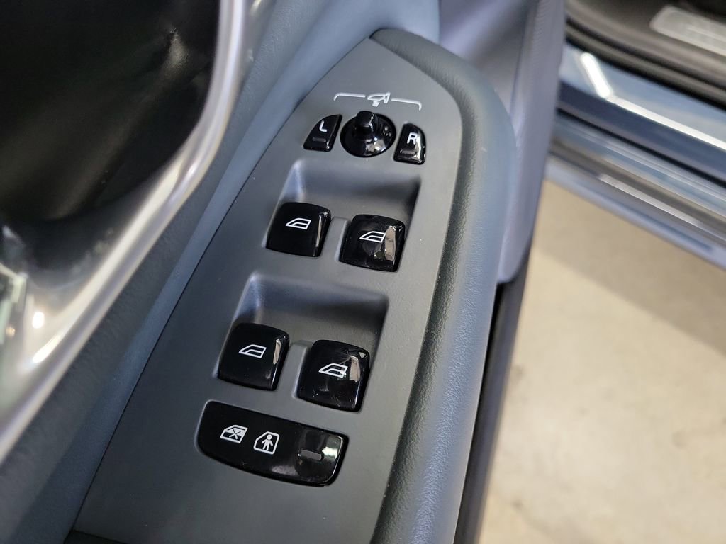Used 2023 Volvo XC90 T8 Ultimate w/ Lounge Package image 22