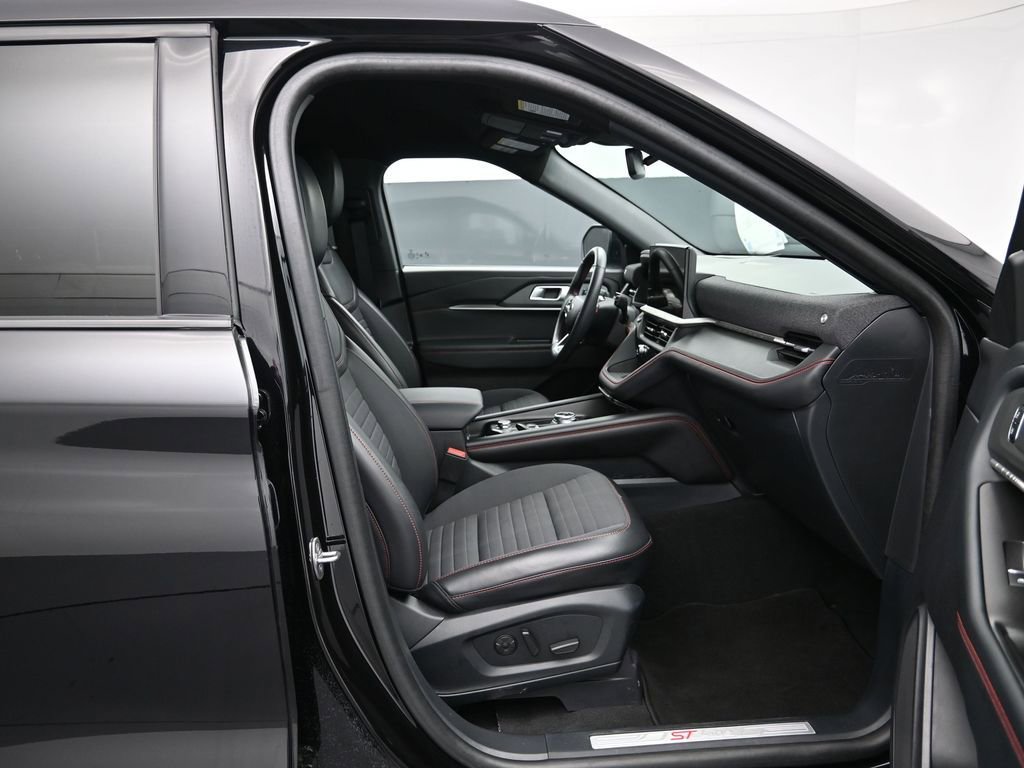 Certified 2025 Ford Explorer ST-Line w/ Premium Package image 28