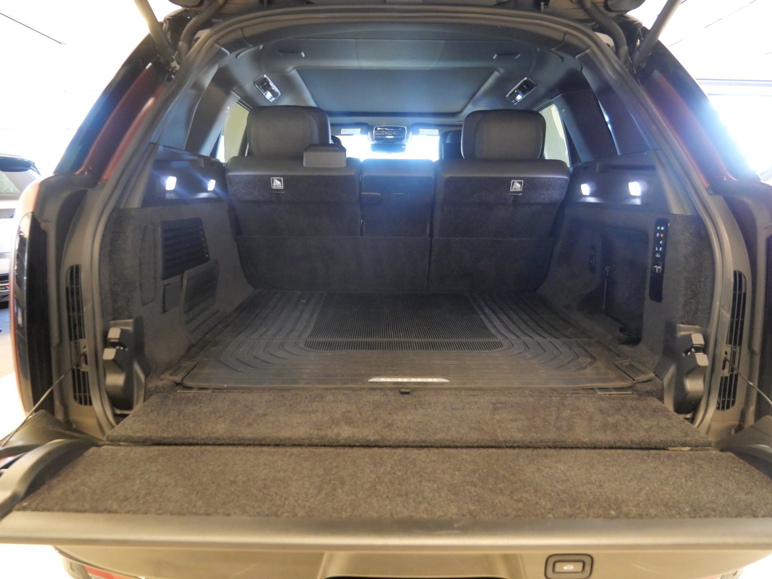 Certified 2023 Land Rover Range Rover SV AWD/4WD image 18