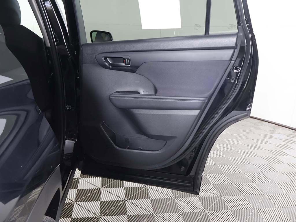 Used 2024 Toyota Highlander LE image 24