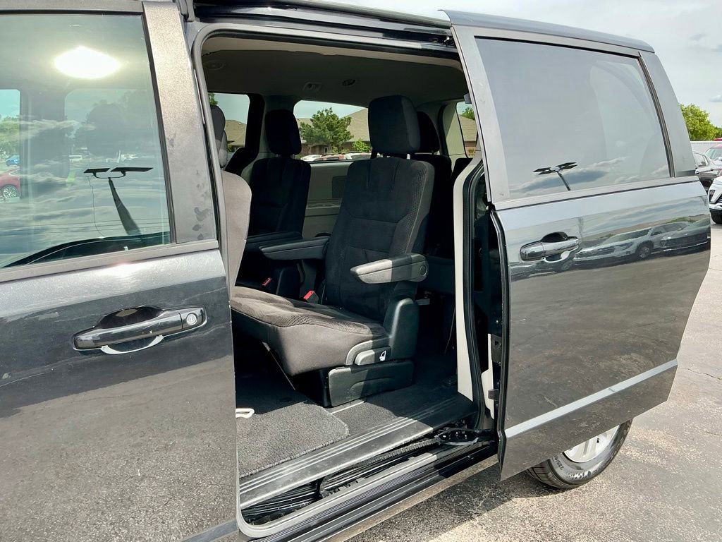 Used 2018 Dodge Grand Caravan SE w/ UConnect Hands-Free Group FWD image 31