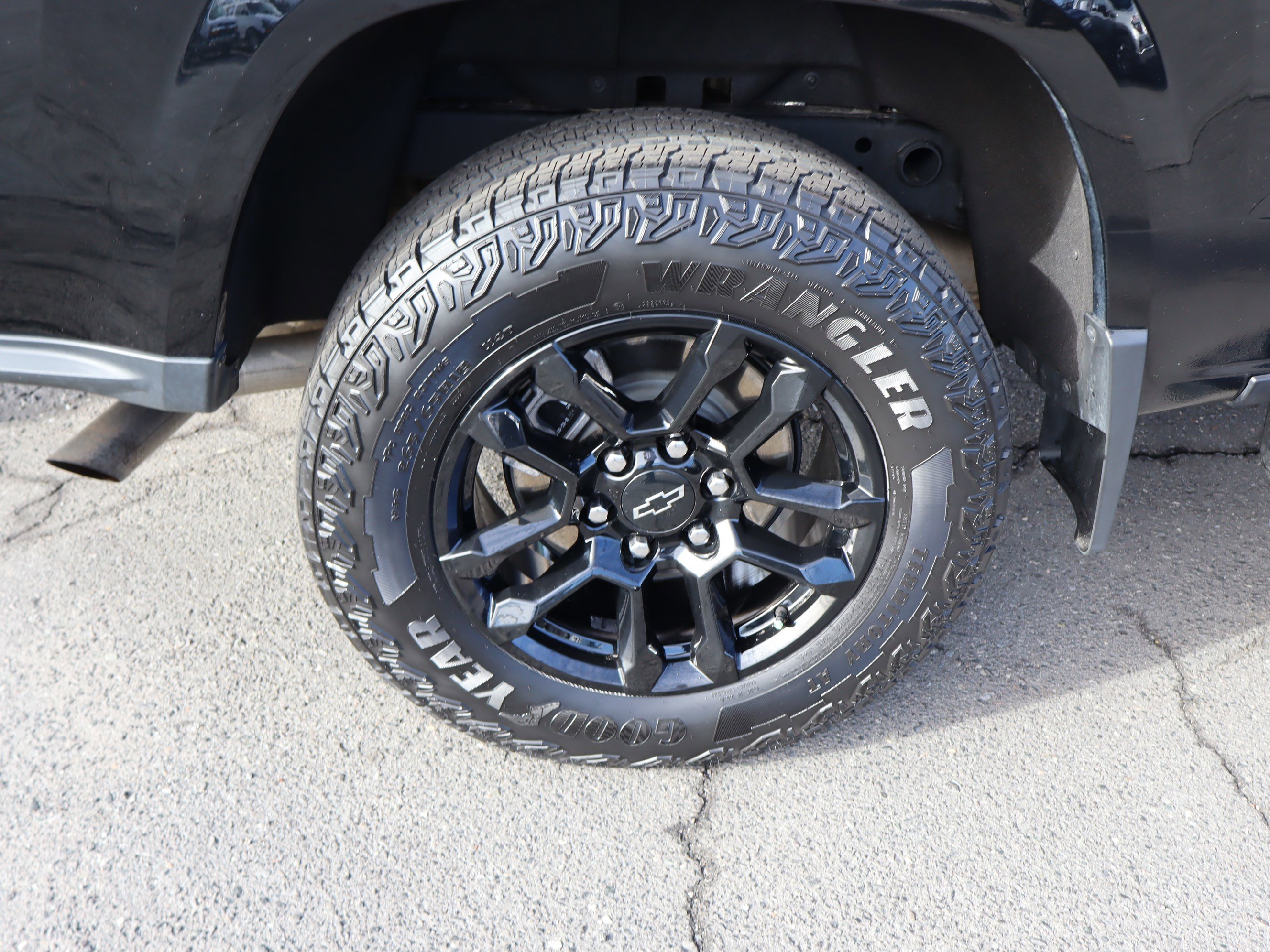 Certified 2025 Chevrolet Colorado Z71 w/ Midnight Edition image 39