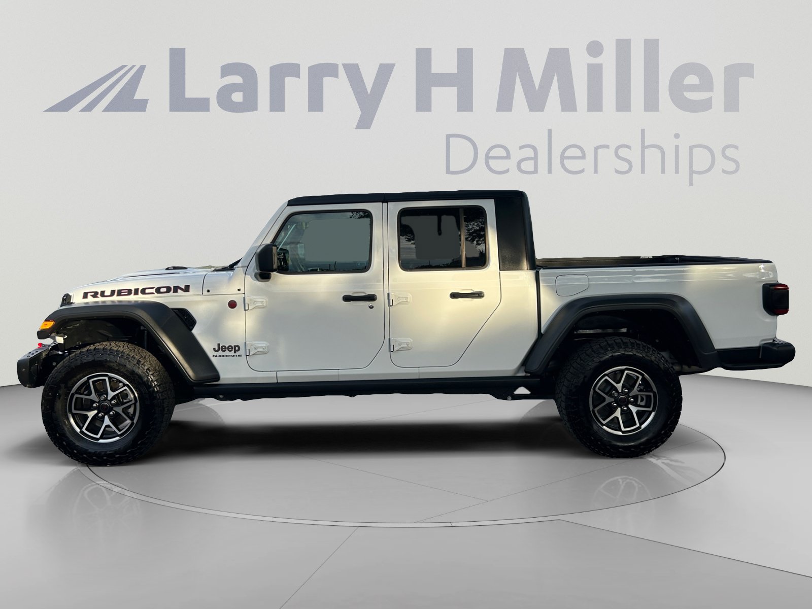 Used 2025 Jeep Gladiator Rubicon w/ Convenience Group AWD/4WD image 2