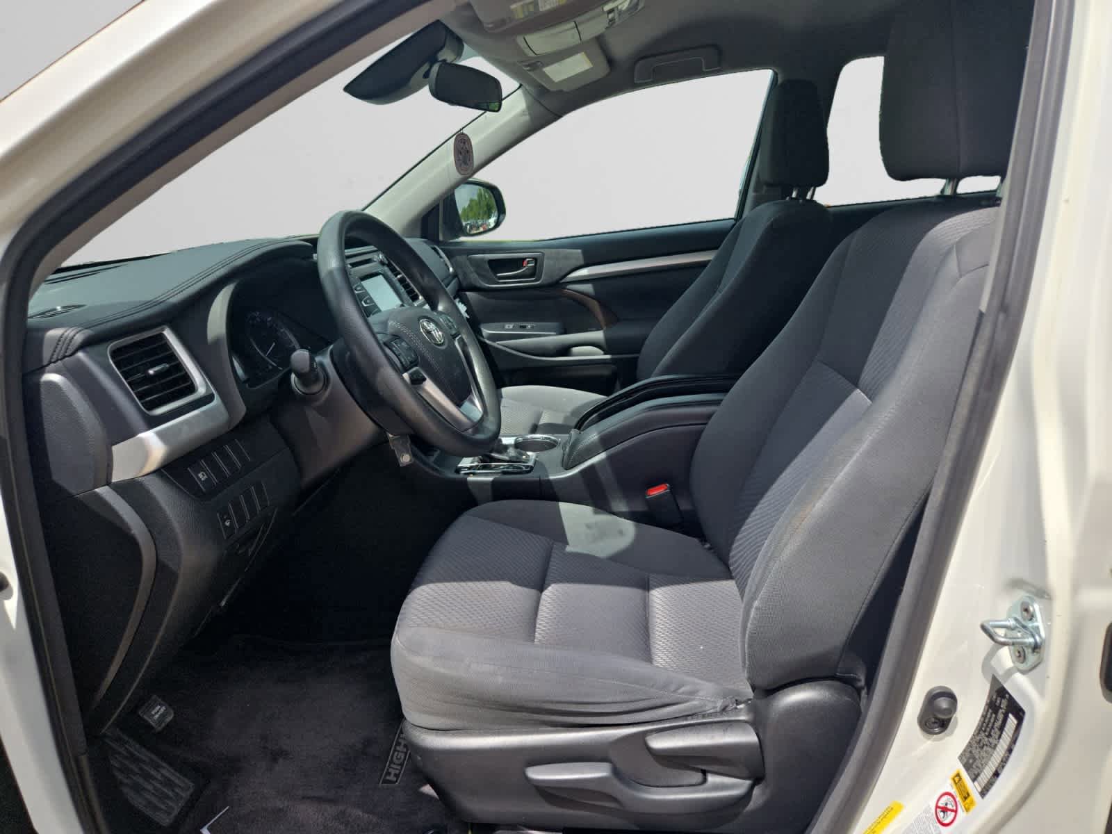 Used 2017 Toyota Highlander LE FWD image 9