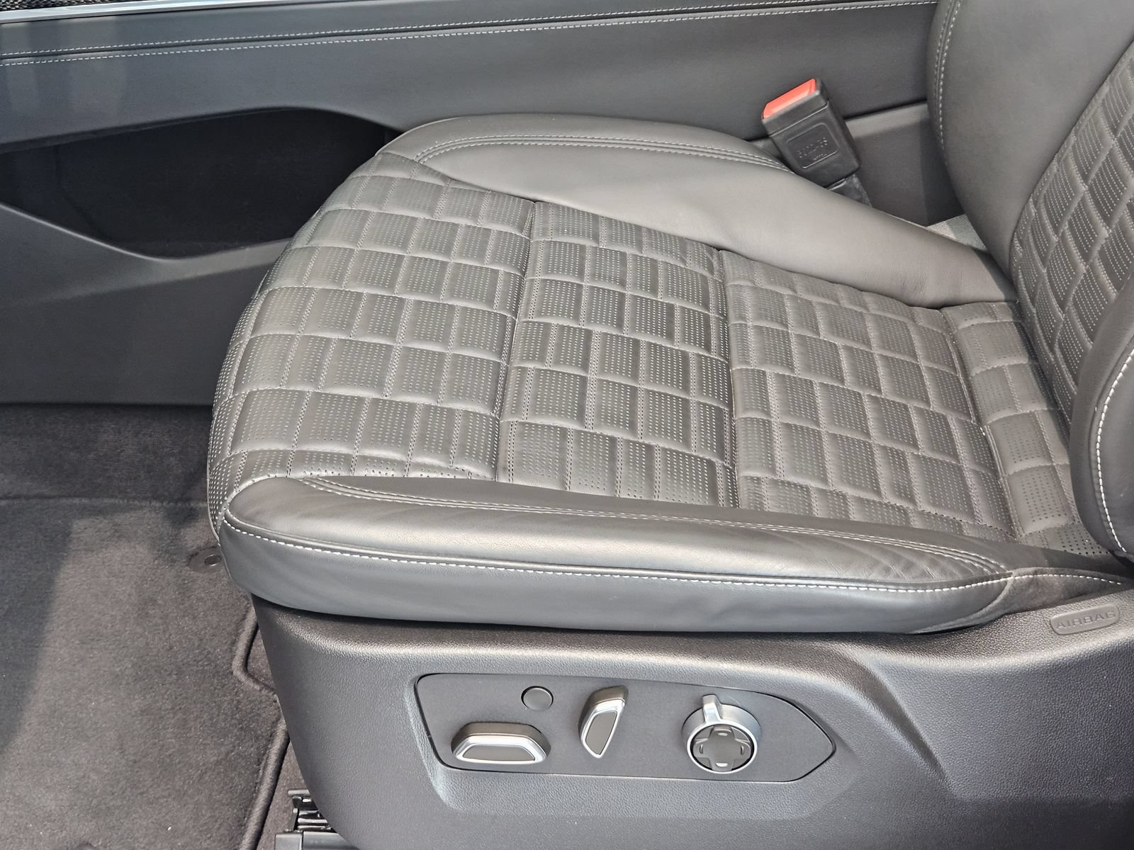 Certified 2025 Cadillac Escalade ESV V AWD/4WD image 24