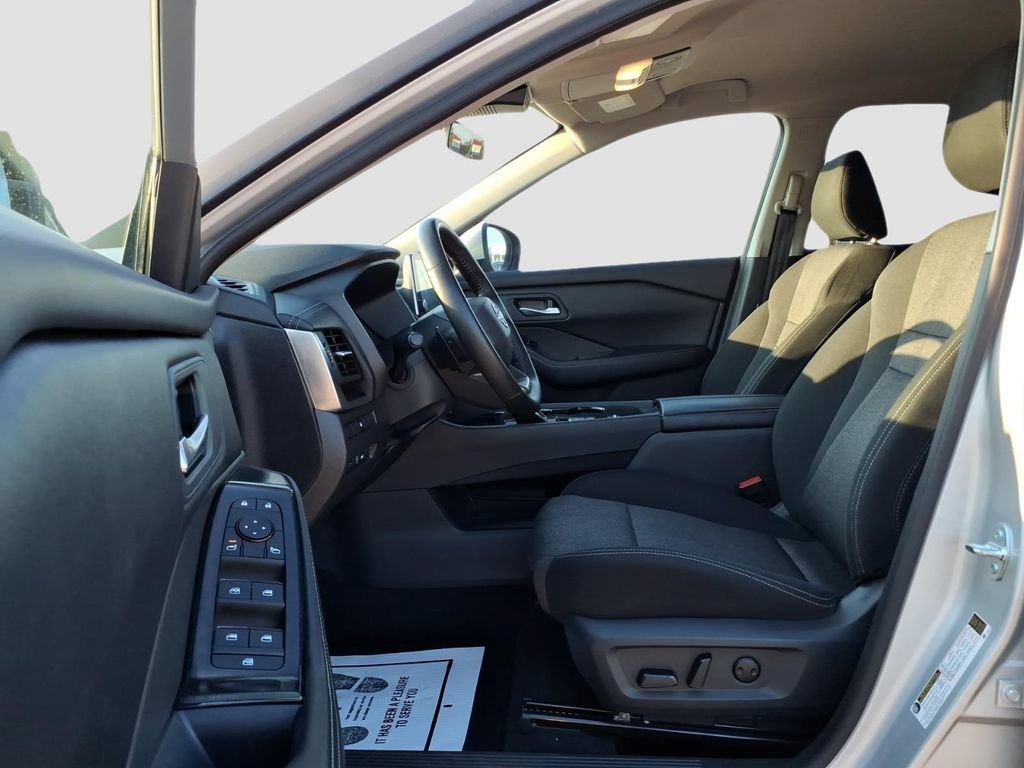 Used 2025 Nissan Rogue SV FWD image 19
