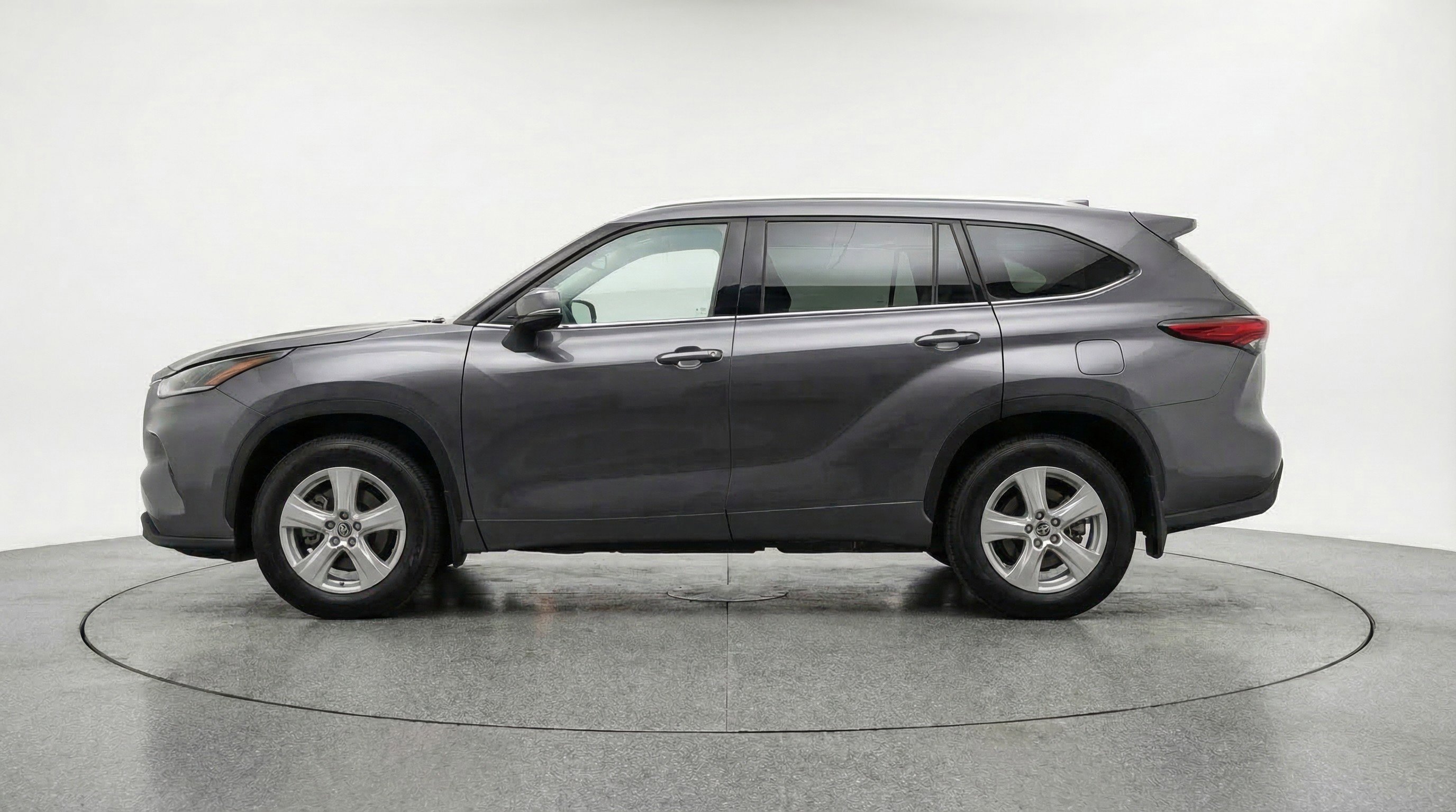 Used 2025 Toyota Highlander LE image 5